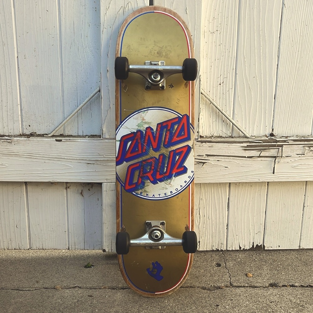 Santa Cruz deck. Independent trucks. Wheels unknown. Grip tape 9/10. Bearings 🔥
